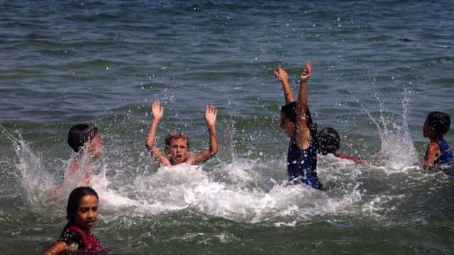 غضب بدولة الاحتلال بسبب صور فلسطينيين في غزة يسبحون رغم الحرب (شاهد)