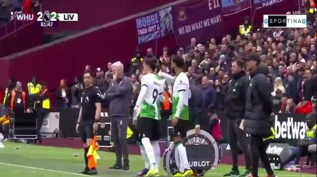 صلاح يشتبك مع مدربه كلوب.. وليفربول يتعثر مجددا (شاهد)