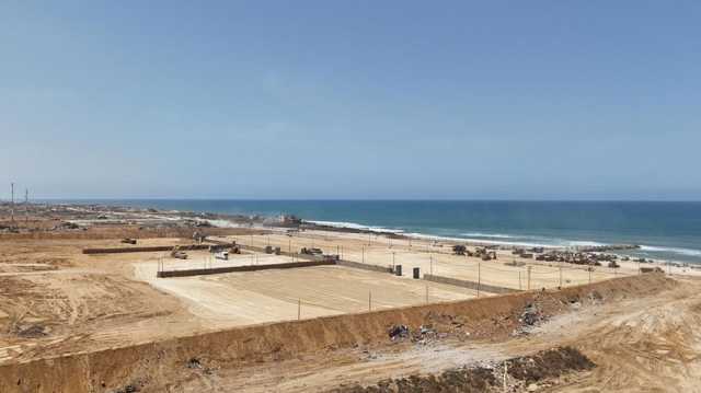 استمرار بناء الرصيف الأمريكي العائم في غزة (شاهد)