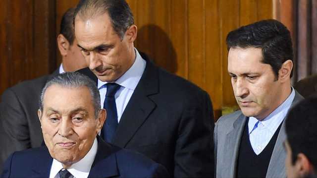 بين العمرة وتنصيب السيسي.. علاء مبارك يثير جدلا على مواقع التواصل (شاهد)