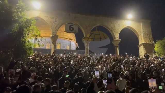 هتافات للمقاومة في الأقصى.. والاحتلال يعتدي على المصلين بقنابل الغاز (شاهد)