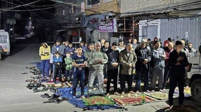 إحياء ليلة القدر بمخيم جباليا وسط الطريق بعد تدمير المساجد كافة (شاهد)