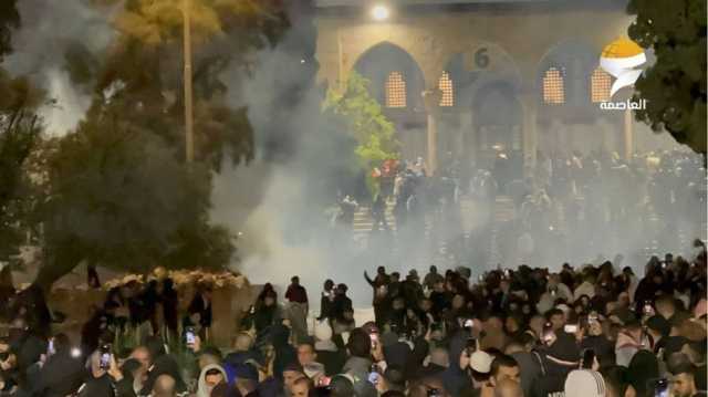 الاحتلال يعتدي على المصلين في الأقصى.. مسيرة أطلقت قنابل غاز (شاهد)