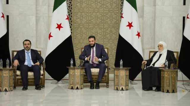 الشرع ينحني ويقبل يد والده في قصر الشعب بدمشق.. وتفاعل واسع (شاهد)