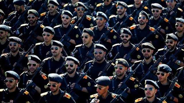 عروض عسكرية إيرانية بمناسبة يوم الجيش.. شملت دبابات محلية (صور)