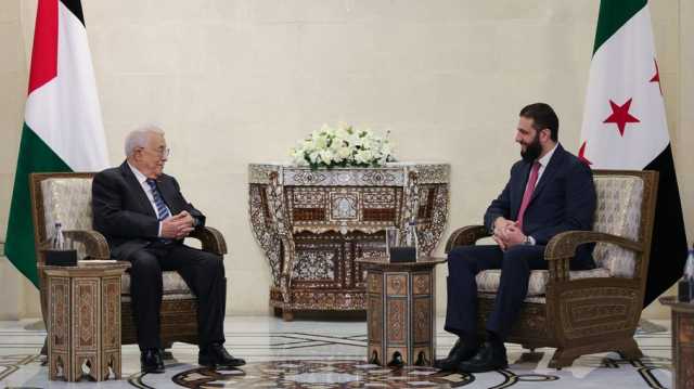 معاريف: إسرائيل منعت محمود عباس من السفر إلى دمشق جوّا