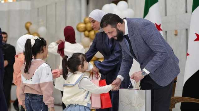 الشرع وزوجته يستقبلان أطفالا فقدوا عائلاتهم على يد نظام الأسد (شاهد)