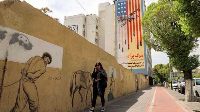طهران تمنح الدبلوماسية فرصة وتحاور واشنطن.. والأنظار تتجه إلى سلطنة عمان