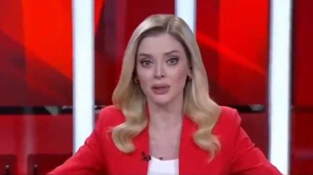 لقطات توثق ردة فعل مذيعة على الهواء مباشرة لحظة وقوع زلزال إسطنبول (شاهد)