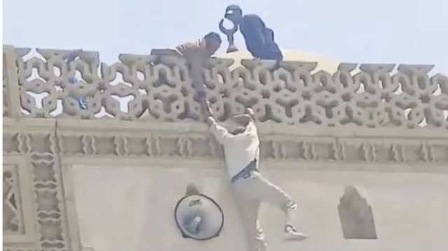 رجل يحاول الانتحار بإلقاء نفسه من فوق الجامع الأزهر (شاهد)