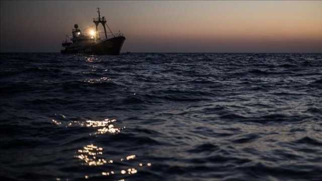 صيادون يمنيون ينقذون مئات الأغنام من الغرق عقب جنوح سفينة في البحر (شاهد)