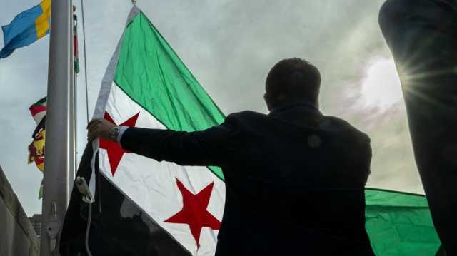 رفع علم سوريا الجديد لأول مرة في المقر الدائم للأمم المتحدة بنيويورك (شاهد)