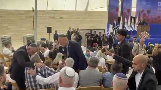 والد ضابط قتيل يهاجم رئيس الكنيست بحفل تأبين: لا تتحدث عن ابني (شاهد)