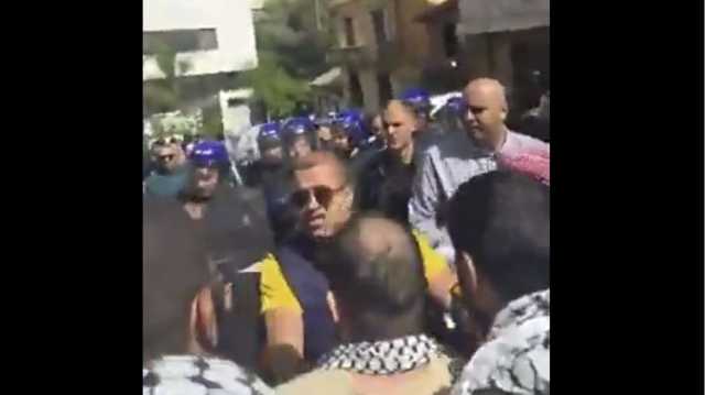 الأمن الجزائري يمنع تظاهرة مؤيدة لغزة من الوصول إلى السفارة الأمريكية (شاهد)