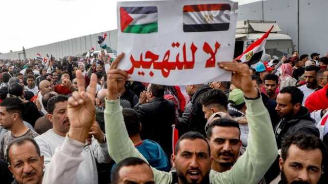 آلاف المصريين يتظاهرون أمام معبر رفح دعما لغزة بالتزامن مع زيارة ماكرون والسيسي