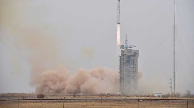 الصين تعزز سباق الفضاء بإطلاق 11 قمرا لدعم القيادة الذاتية