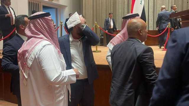 مشاجرة عنيفة بين نواب عراقيين أثناء جلسة لاختيار رئيس البرلمان (شاهد)