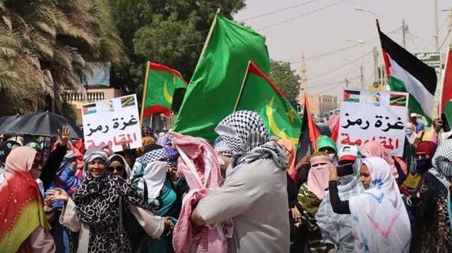 مظاهرة حاشدة في موريتانيا رفضا للمساواة بين الضحية والجلاد بغزة (شاهد)