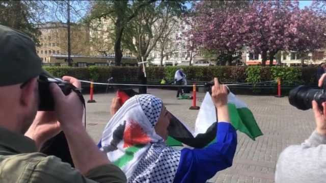 إضرام النار بنسخة من القرآن وعلم فلسطين في السويد (شاهد)