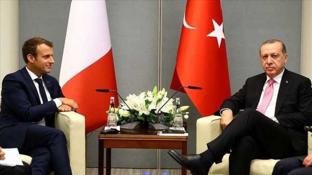 أردوغان يثير تفاعلا واسعا بعد مسك إصبع ماكرون.. ما القصة؟ (شاهد)