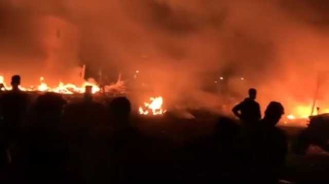 الاحتلال يحرق النازحين بمواصي خانيونس بعد قصف خيامهم (شاهد)