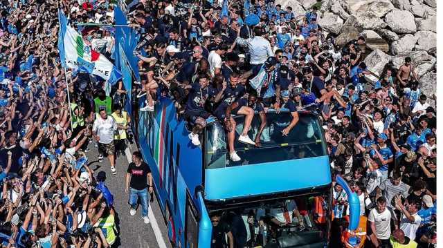نابولي يحتفل مع جماهيره بلقبه الرابع في الدوري الإيطالي