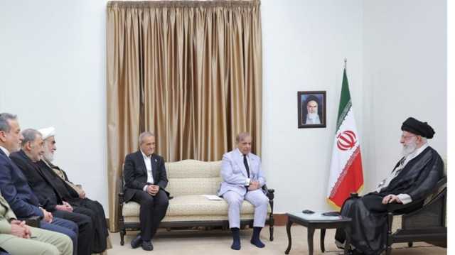 خامنئي وشريف يشددان على تعميق العلاقة بين باكستان وإيران
