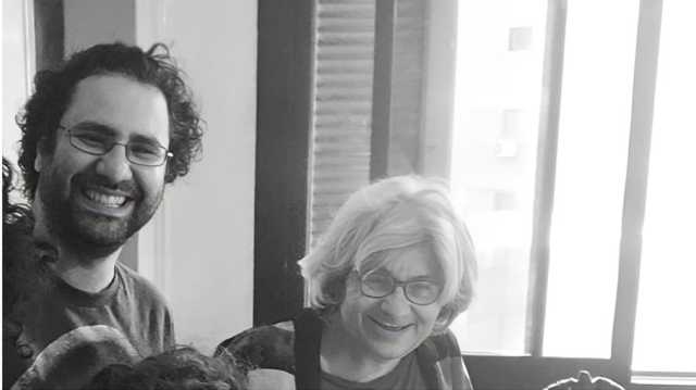 ليلى سويف تعاود الإضراب الكلي.. 8 أشهر من الاحتجاج ولم يتغير شيء