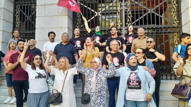 احتجاجات لعائلات معتقلي قضية التآمر.. تنديد بنقل عدد من المساجين لسجون مختلفة (صور)