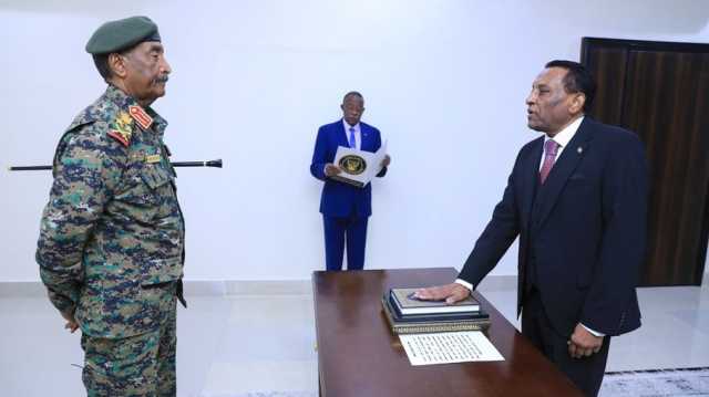 كامل إدريس يؤدي اليمين الدستورية رئيسا للوزراء في السودان