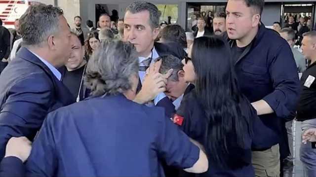شخص يصفع رئيس الشعب الجمهوري خلال جنازة برلماني بإسطنبول (شاهد)
