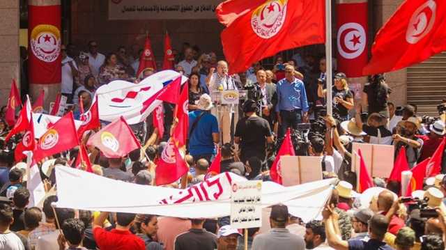 إضراب واسع لآلاف الأطباء والعمال في تونس.. بماذا يطالبون؟