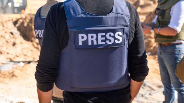 الغارديان: هكذا أصبحت السترات الواقية رمزًا للمخاطر التي يُواجهها الصحفيون في غزة