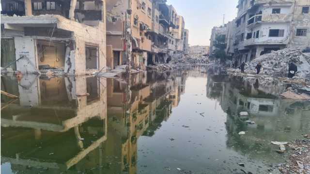 أزمة المياه العادمة تهدد حياة النازحين وسط قطاع غزة