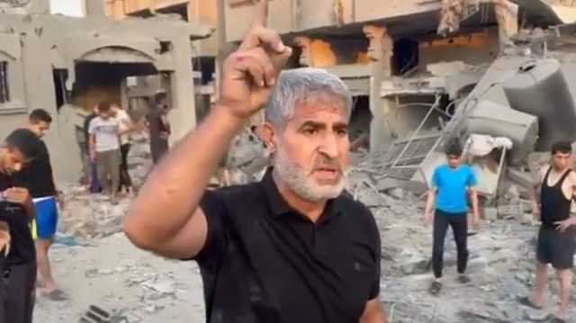 عبارات مؤثرة من والد شهيد بعد انتشال ابنه من تحت الأنقاض بغزة (شاهد)