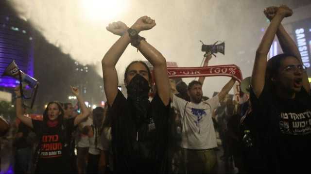 عشية تحرير أربعة أسرى.. عشرات آلاف الإسرائيليين يطالبون بصفقة تبادل والشرطة تقمعهم