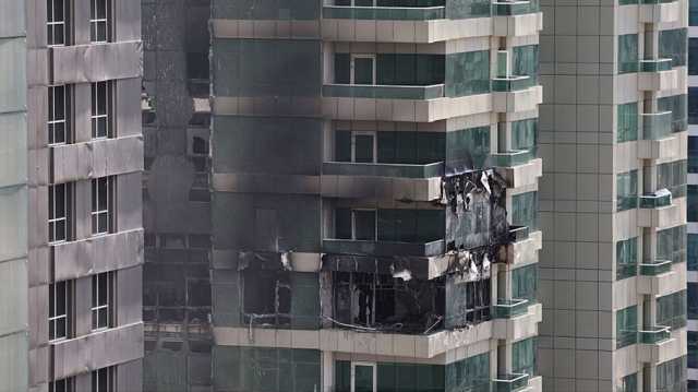 السيطرة على حريق في برج بدبي.. إخلاء 4 آلاف شخص يسكنون فيه (شاهد)