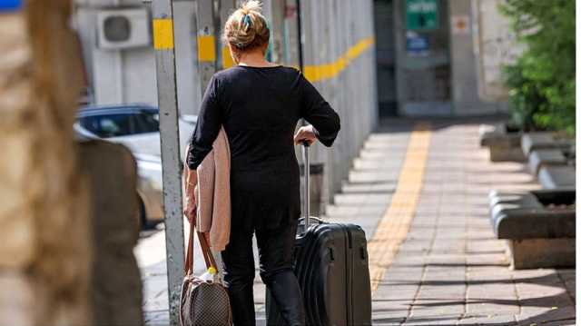 قوارب الهروب | مستوطنون يفرون عبر البحر بعد منع السفر وتصعيد إيران