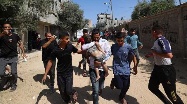 استشهاد 16 فلسطينيا كانوا ينتظرون المساعدات وسط غزة