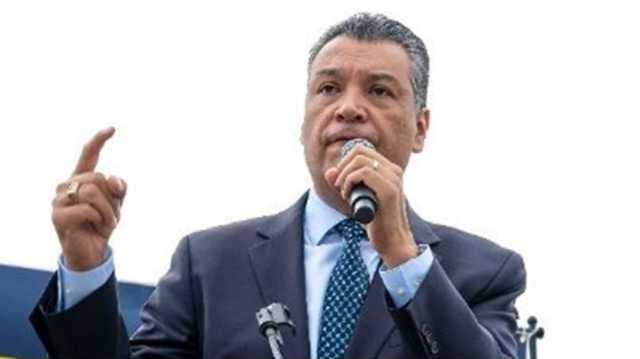 اعتداء على سيناتور ديمقراطي خلال مؤتمر صحفي لوزيرة الأمن الداخلي في لوس أنجلوس (شاهد)