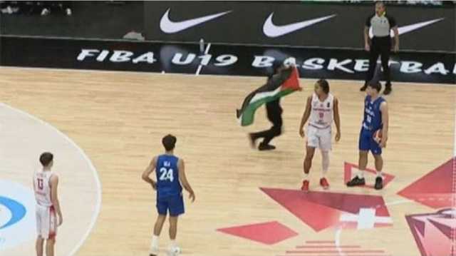 مشجع يقتحم مباراة منتخب الاحتلال مع سويسرا بـعلم فلسطين (شاهد)