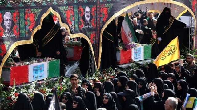طهران تشيّع جثامين 60 من قادتها وعلمائها في جنازة مهيبة (شاهد)