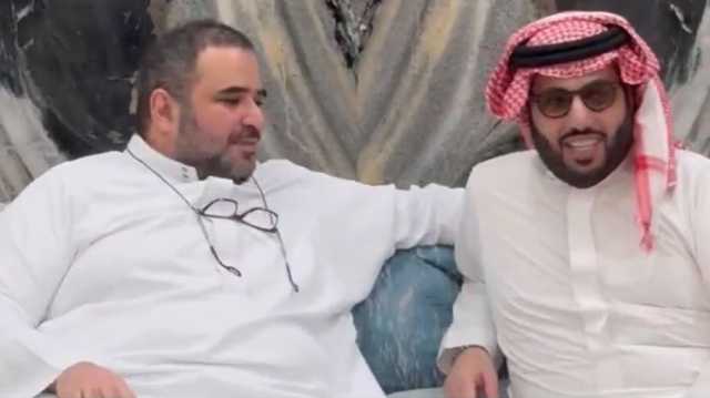 سعود القحطاني يظهر إلى جانب تركي آل الشيخ بعد غياب طويل