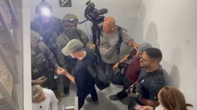 فرقة أمنية يقودها مغني راب تحتجز صحفيين أجانب في تل أبيب بحثا عن الجزيرة (شاهد)