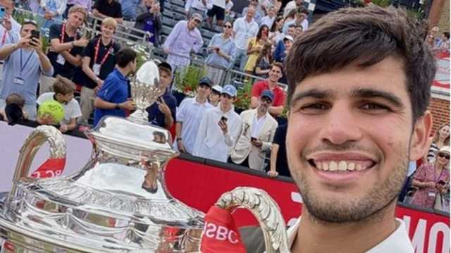 الإسباني ألكاراز يتوج بلقب دورة كوينز العشبية
