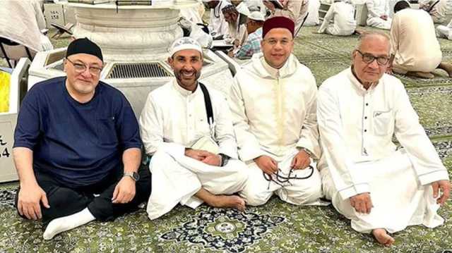 خالد الجندي يمتدح أحمد سعد في الحج.. تاب وأزال الوشوم (شاهد)