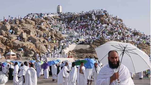 ضيوف الرحمن يقفون على جبل عرفات في ركن الحج الأعظم (شاهد)
