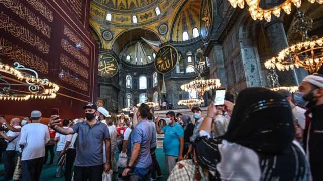 السلطات التركية تعتقل مشتبهاً به أحرق سجادة داخل آيا صوفيا (شاهد)
