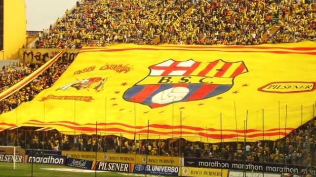 علق نشاطه الرياضي.. برشلونة يعلن وفاة حارس مرماه