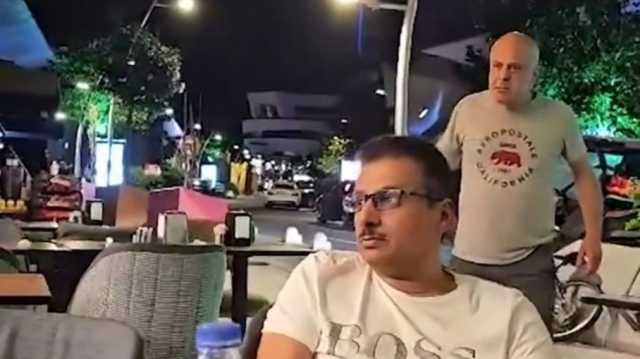 تركي يهدد سائحين سعوديين بالسكين في إسطنبول.. جرى اعتقاله (شاهد)